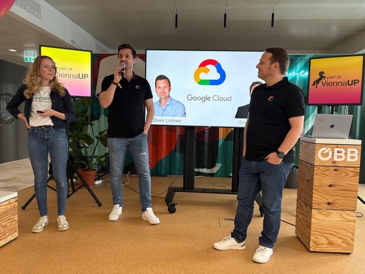 Partner auf der Bühne beim Kick-off des Europe Tech Hackathons