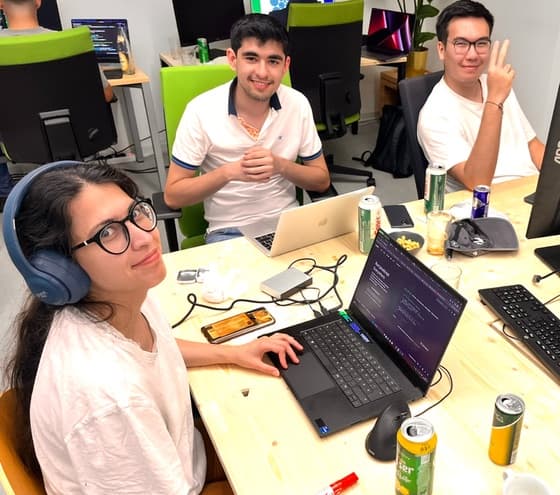 Team beim Entwickeln eines Prototyps während des Europe Tech Hackathons