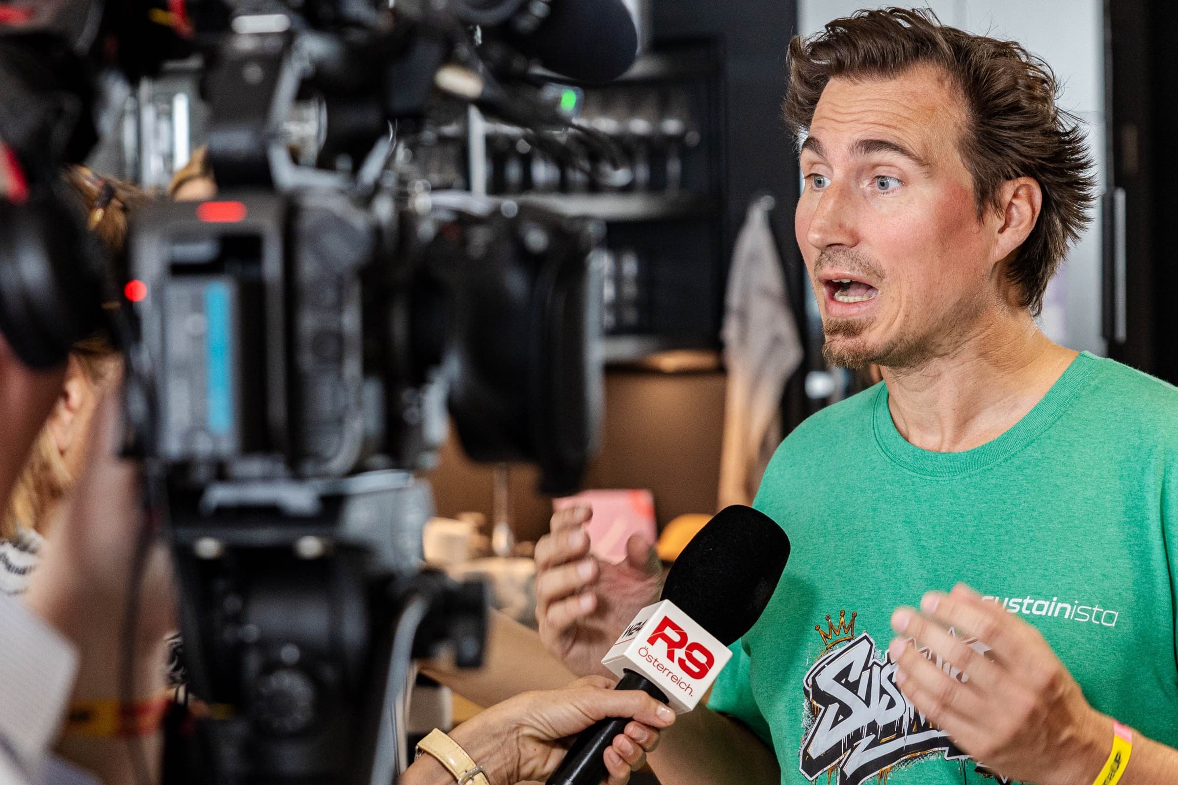 Dr. Stefan Bauer im TV-Interview mit R9 Österreich beim Europe Tech Hackathon in Wien