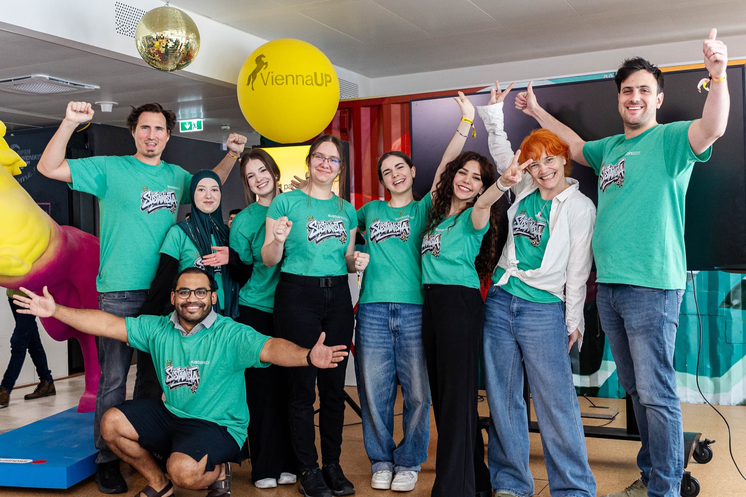 Das Sustainista-Team in grünen Team-Shirts beim ViennaUP Startup-Festival in Wien
